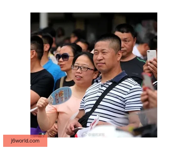 比赛结束近两小时舍什科仍守候场外为球迷签名合影用行动回馈热爱